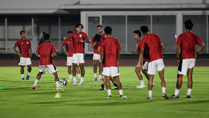 Sejumlah pesepak bola Timnas Indonesia U-23 mengikuti sesi latihan jelang Piala AFF di Lapangan Madya, GBK, Jakarta, Senin (14/7/2025). Timnas Indonesia U-23 menggelar latihan jelang Piala AFF 2025. melawan Tim sepak bola Brunei Darussalam di Stadion Gelora Bung Karno, Selasa (15/7/2025). ANTARA FOTO/Muhammad Adimaja/foc.
