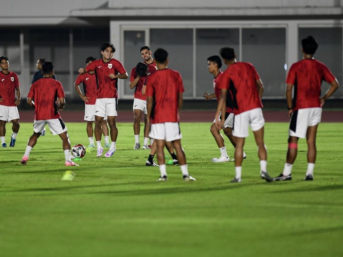 Sejumlah pesepak bola Timnas Indonesia U-23 mengikuti sesi latihan jelang Piala AFF di Lapangan Madya, GBK, Jakarta, Senin (14/7/2025). Timnas Indonesia U-23 menggelar latihan jelang Piala AFF 2025. melawan Tim sepak bola Brunei Darussalam di Stadion Gelora Bung Karno, Selasa (15/7/2025). ANTARA FOTO/Muhammad Adimaja/foc.
