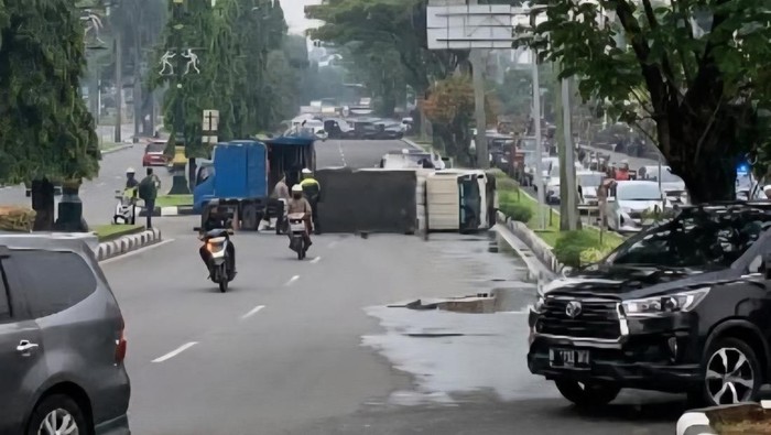 Truk pengangkut air mineral terguling di Jalan Tegar Beriman, Cibinong, Kabupaten Bogor. Sopir dan dua penumpang truk mengalami luka. (dok Ist)