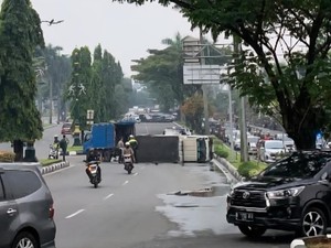 Truk Muatan Air Mineral Terguling di Cibinong, Sopir dan Penumpang Luka