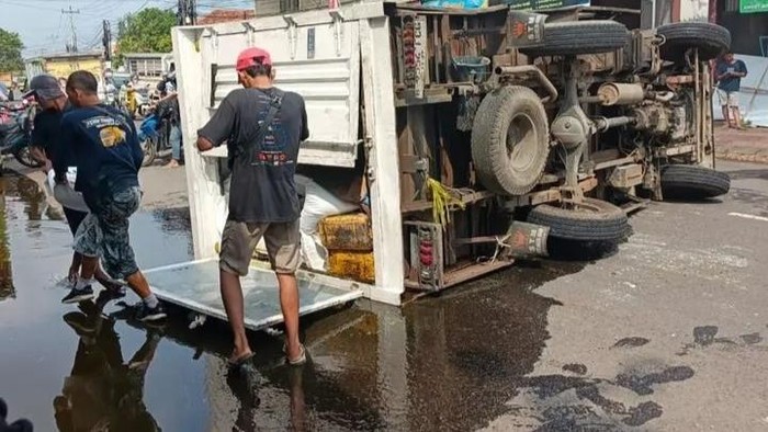 Penampakan truk muatan minyak terguling di Pekalongan, Senin (14/7/2025).