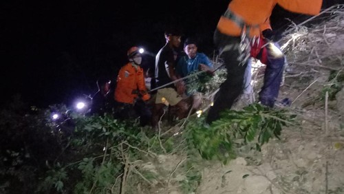 Tim SAR gabungan saat mengevakuasi sopir tronton yang terbalik di KM 12, Kelurahan Prailiu, Kecamatan Kambera, Kabupaten Sumba Timur, NTT, Senin (14/7/2025) malam.