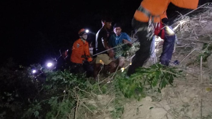 Tim SAR gabungan saat mengevakuasi sopir tronton yang terbalik di KM 12, Kelurahan Prailiu, Kecamatan Kambera, Kabupaten Sumba Timur, NTT, Senin (14/7/2025) malam.