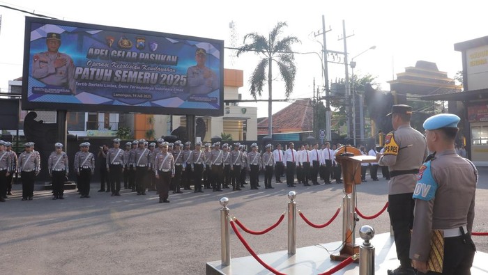 Upacara gelar pasukan jelang Operasi Patuh Semeru 2025 yang dipimpin Kapolres Lamongan.