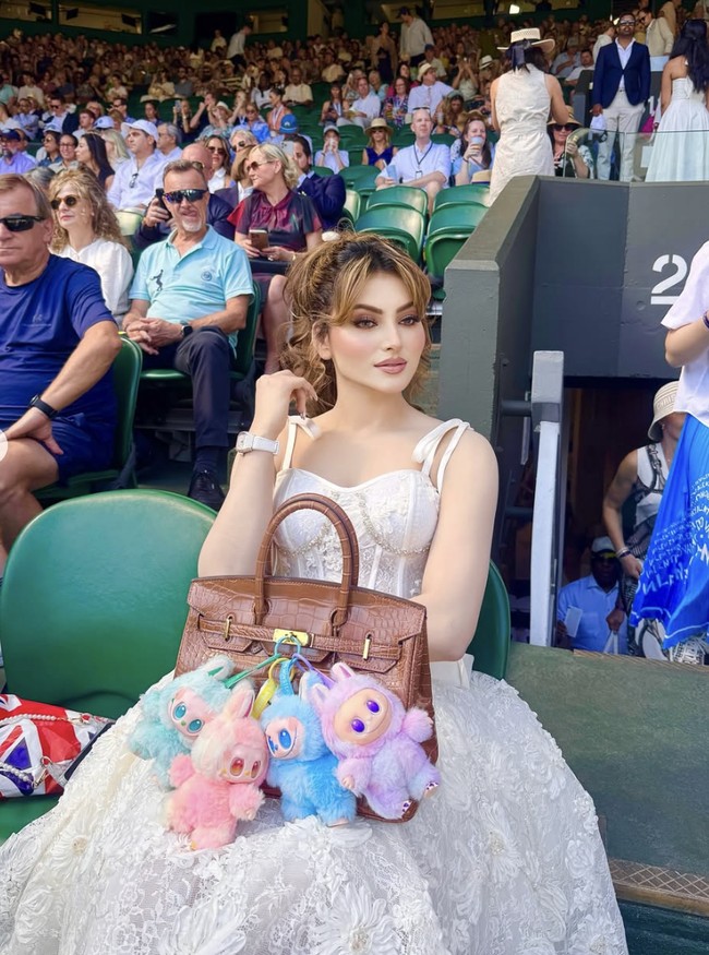 Bagi yang belum familiar, Urvashi Rautela adalah aktris, model, sekaligus mantan Miss Diva Universe 2015 asal India. Ia dikenal karena gaya busananya yang berani dan kerap tampil mencolok di berbagai acara internasional. Kali ini, penampilannya di Wimbledon kembali jadi buah bibir. Foto: dok. Instagram @urvashirautela