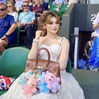 Bagi yang belum familiar, Urvashi Rautela adalah aktris, model, sekaligus mantan Miss Diva Universe 2015 asal India. Ia dikenal karena gaya busananya yang berani dan kerap tampil mencolok di berbagai acara internasional. Kali ini, penampilannya di Wimbledon kembali jadi buah bibir. Foto: dok. Instagram @urvashirautela