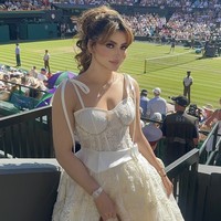 Urvashi mengenakan gaun putih fit-and-flare beraksen renda dengan potongan korset klasik. Gaunnya tersebut dinilai berlebihan untuk datang ke Wimbledon. Foto: dok. Instagram @urvashirautela