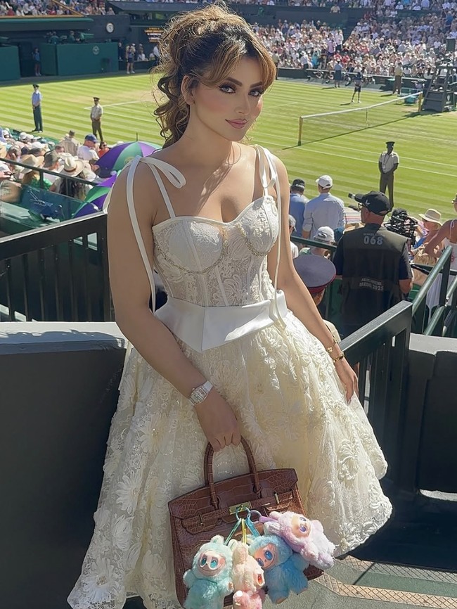 Urvashi mengenakan gaun putih fit-and-flare beraksen renda dengan potongan korset klasik. Gaunnya tersebut dinilai berlebihan untuk datang ke Wimbledon. Foto: dok. Instagram @urvashirautela