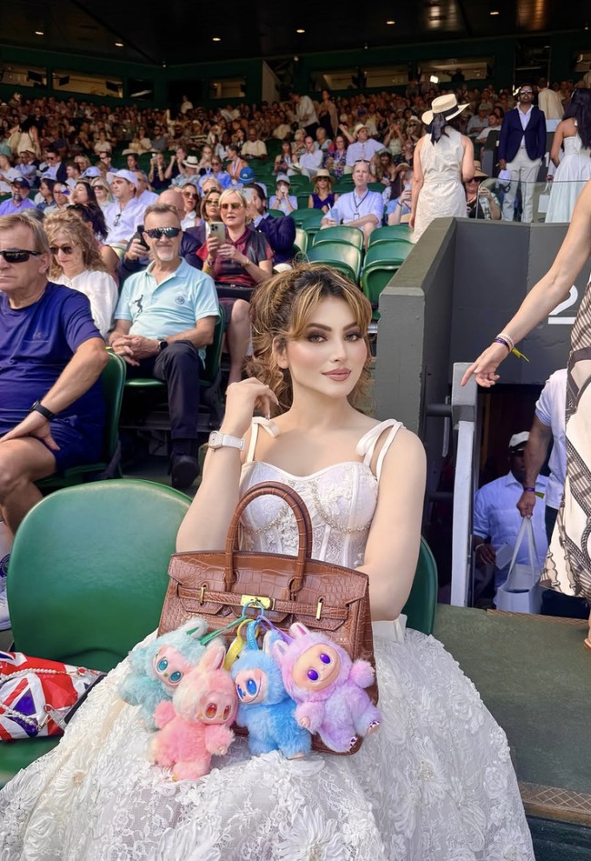 Kehadiran aktris Bollywood Urvashi Rautela di ajang Wimbledon 2025 menjadi perbincangan hangat, bukan karena prestasinya, melainkan gaya fashion nyentriknya.  Foto: dok. Instagram @urvashirautela