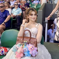 Kehadiran aktris Bollywood Urvashi Rautela di ajang Wimbledon 2025 menjadi perbincangan hangat, bukan karena prestasinya, melainkan gaya fashion nyentriknya.  Foto: dok. Instagram @urvashirautela