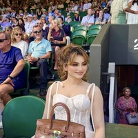 Foto: Gaya Artis India Bawa Tas Hermes dengan 4 Gantungan Labubu Foto: Gaya Artis India Bawa Tas Hermes dengan 4 Gantungan Labubu