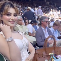 Baru kali ini lihat Hermes digantungin empat Labubu. Luar biasa, tulis seorang netizen. Sementara yang lain bercanda, Dia sedang jualan Labubu di Wimbledon. Foto: dok. Instagram @urvashirautela