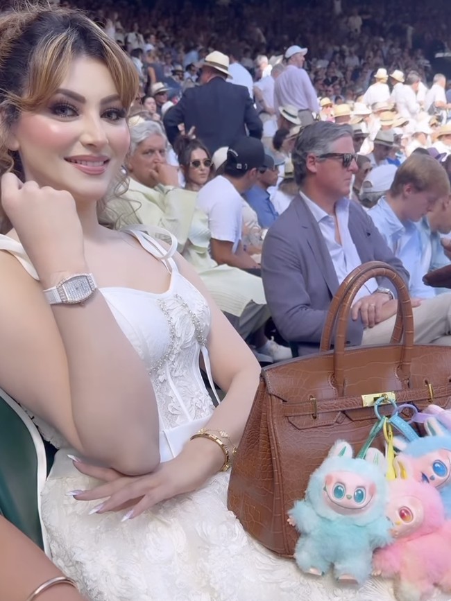 Baru kali ini lihat Hermes digantungin empat Labubu. Luar biasa, tulis seorang netizen. Sementara yang lain bercanda, Dia sedang jualan Labubu di Wimbledon. Foto: dok. Instagram @urvashirautela