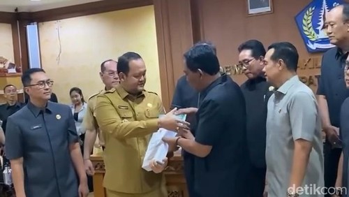 Wabup Bagus Alit Sucipta menyerahkan dokumen Ranperda RPJMD Badung 2025-2029, kepada DPRD Badung, Senin (14/7/2025).