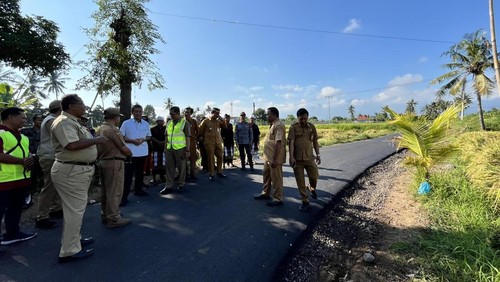 Wabup Buleleng, Gede Supriatna, dan rombongan meninjau hasil akhir proyek jalan dan pembangunan saluran drainase di Lingkungan Padang Keling, Senin (14/7/2025). (Dok. Pemkab Buleleng)