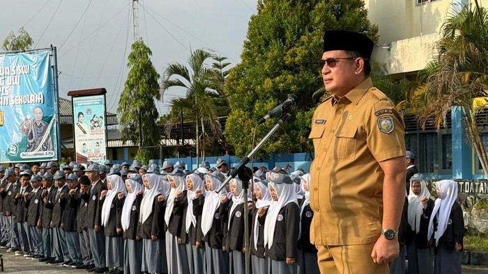 Wabup OKU Marjito Bachri mengikuti upacara di salah satu SMA di OKU