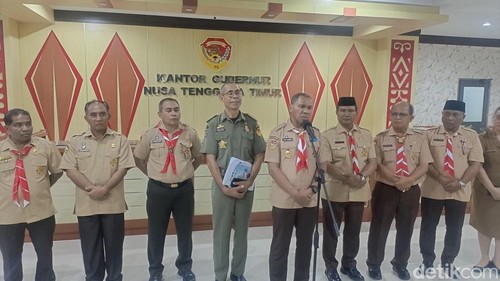 Wagub NTT, Johni Asadom,a saat memberikan keterangan kepada awak media di kantor Gubernur NTT, Senin (14/7/2025).