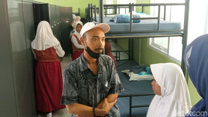 Wahyu Prasetyo saat mengantarkan anaknya ke Sekolah Rakyat
