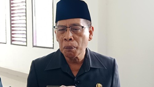 Wakil Bupati Lombok Timur, Moh Edwin Hadiwijaya, ketika diwawancarai awak media, Senin (14/7/2025). (M. Sanusi Ardi W/detikBali)
