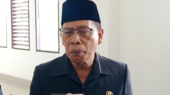 Wakil Bupati Lombok Timur, Moh Edwin Hadiwijaya, ketika diwawancarai awak media, Senin (14/7/2025). (M. Sanusi Ardi W/detikBali)