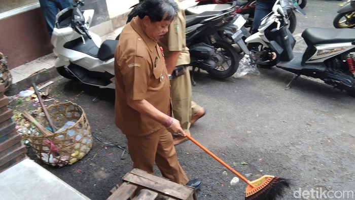 Wakil Bupati Tabanan I Made Dirga jadi tukang sapu dadakan di Pasar Bajera, Kecamatan Selemadeg, Tabanan, Senin (14/7/2025).