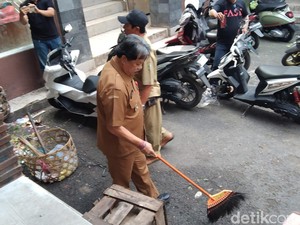 Wabup Tabanan Jadi Tukang Sapu Dadakan di Pasar Bajera, Pengelola Panik
