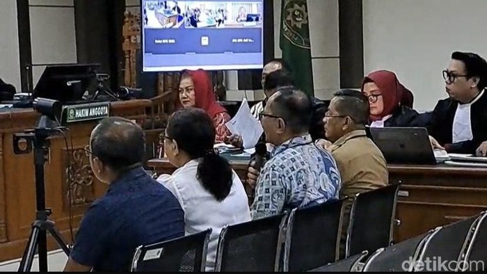 Wakil Wali Kota Semarang, Iswar Aminuddin (berbatik biru) dihadirkan dalam sidang kasus dugaan korupsi Eks Walkot Semarang, Hevearita Gunaryanti Rahayu dan suaminya, Alwin Basri , Senin (14/7/2025).