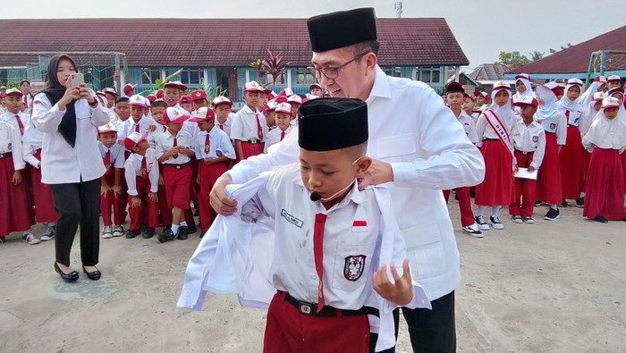 Wali Kota Palembang Ratu Dewa membagikan seragam gratis di SDN 200 Palembang