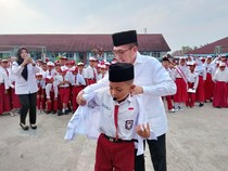Walkot Bagikan Seragam Gratis untuk Siswa Baru di SDN 200 Palembang