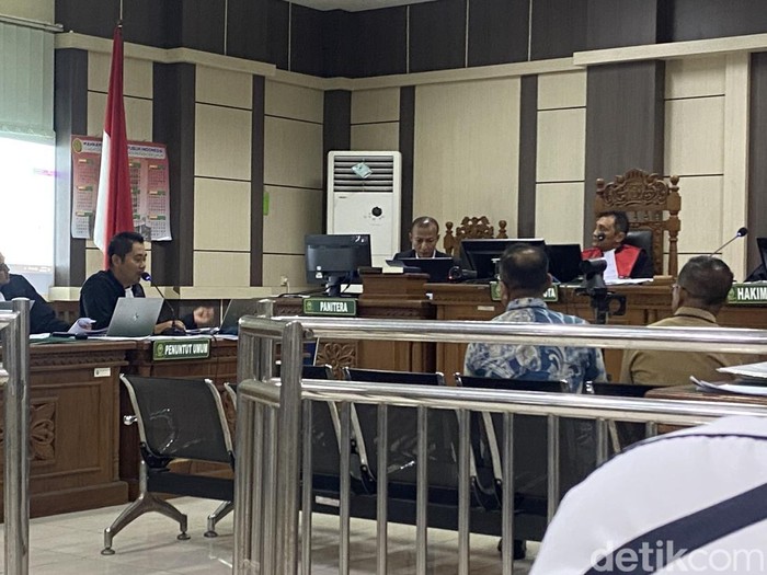 Wakil Wali Kota Semarang Iswar Aminuddin diihadirkan dalam sidang kasus dugaan korupsi Eks Walkot Semarang, Hevearita Gunaryanti Rahayu dan suaminya, Alwin Basri sebagai saksi di Pengadilan Tipikor Semarang, Senin (14/7/2025).