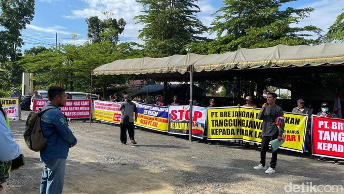 Warga Binderang Tapin unjuk rasa di PT BRE terkait hak pembayaran atas tanah milik warga.