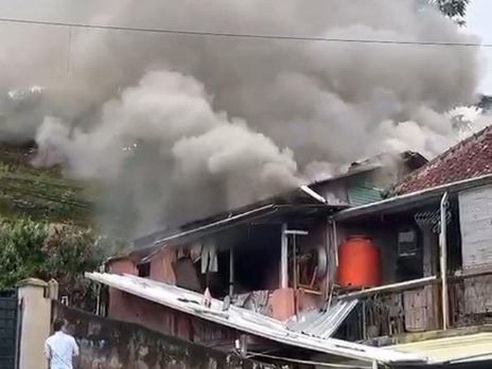 Warung makan di Puncak, Bogor, Jawa Barat (Jabar) terbakar diduga akibat kebocoran gas. Dua orang mengalami luka akibat tersambar api. (dok Istimewa)