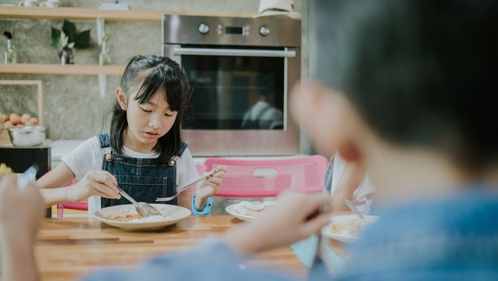Thailand, eating, hungry, school student, casual clothing, dinner, dining table, lunch