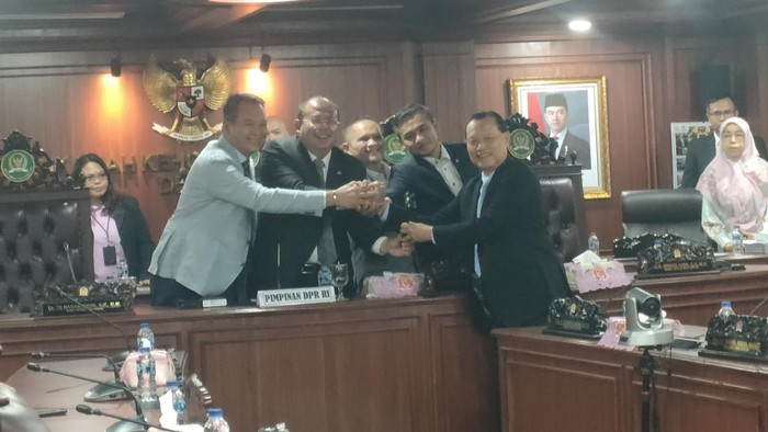 Pimpinan DPR bersama Mahkamah Kehormatan Dewan (MKD) DPR mengumumkan perubahan pimpinan MKD dari Fraksi PKS. Habib Aboe Bakar Al-Habsyi yang semula menjabat Wakil Ketua MKD DPR kini digantikan oleh Adang Daradjatun, Selasa (15/7/2025).