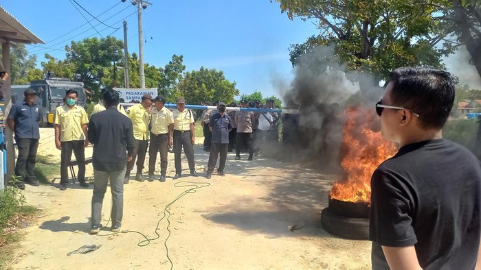 Aksi demo bakar ban di akses masuk PT Garam di Sampang.