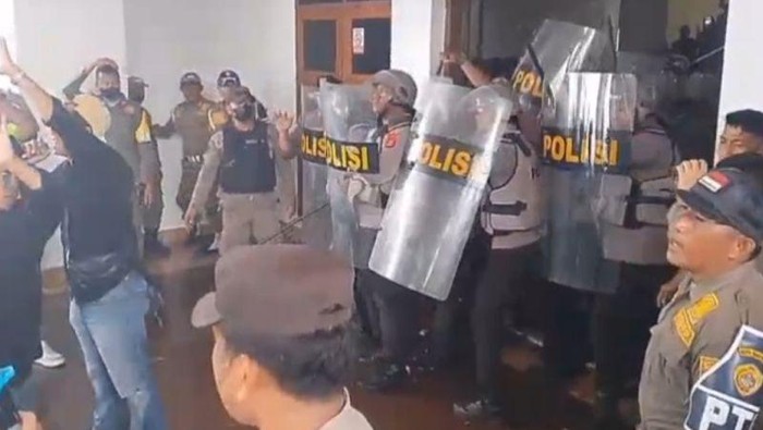 Aksi demonstrasi penertiban sound horeg yang berujung ricuh di Baubau, Sulawesi Tenggara (14/7/2025). (ANTARA/Pemkot Baubau)
