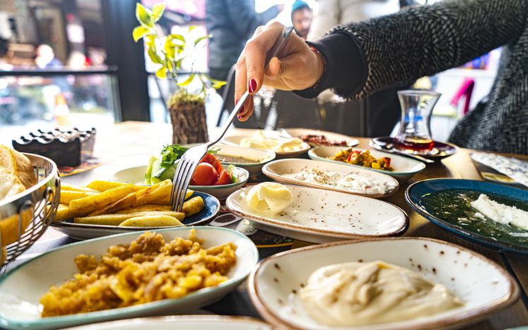 Bukan karena Pesugihan, Ini 5 Alasan Makan di Restoran Lebih Enak