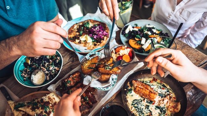 Bukan karena Pesugihan, Ini 5 Alasan Makan di Restoran Lebih Enak