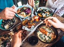 Bukan karena Pesugihan, Ini 5 Alasan Makan di Restoran Lebih Enak