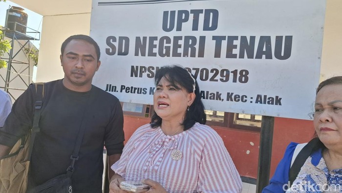 Anggota DPR RI, Anita Jacoba Gah, saat diwawancarai di SDN Tenau, Selasa (15/7/2025). (Foto: Yufengki Bria/detikBali)