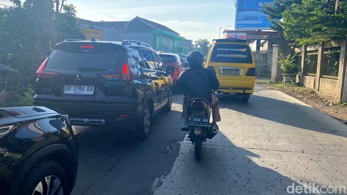 Antrean kendaraan di Jalan Gedebage Selatan menuju Traffic Light Gedebage.