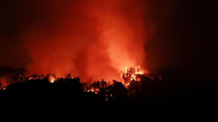 Api Mengamuk di Tepian Utara Grand Canyon Api Dragon Bravo melanda sisi utara Grand Canyon, menyulut kepulan asap tebal. Kebakaran mengancam ekosistem dan fasilitas wisata setempat.