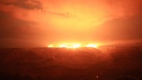 Api menjalar cepat di tebing utara Grand Canyon, mengancam fasilitas wisata dan memaksa evakuasi terbatas. REUTERS/David Swanson