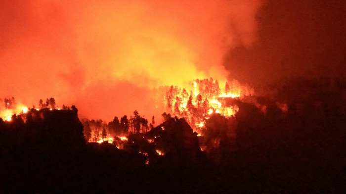 Api Mengamuk di Tepian Utara Grand Canyon Api Dragon Bravo melanda sisi utara Grand Canyon, menyulut kepulan asap tebal. Kebakaran mengancam ekosistem dan fasilitas wisata setempat.