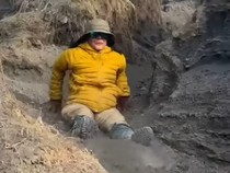 Ketika Atiek CB Main Perosotan di Gunung Rinjani