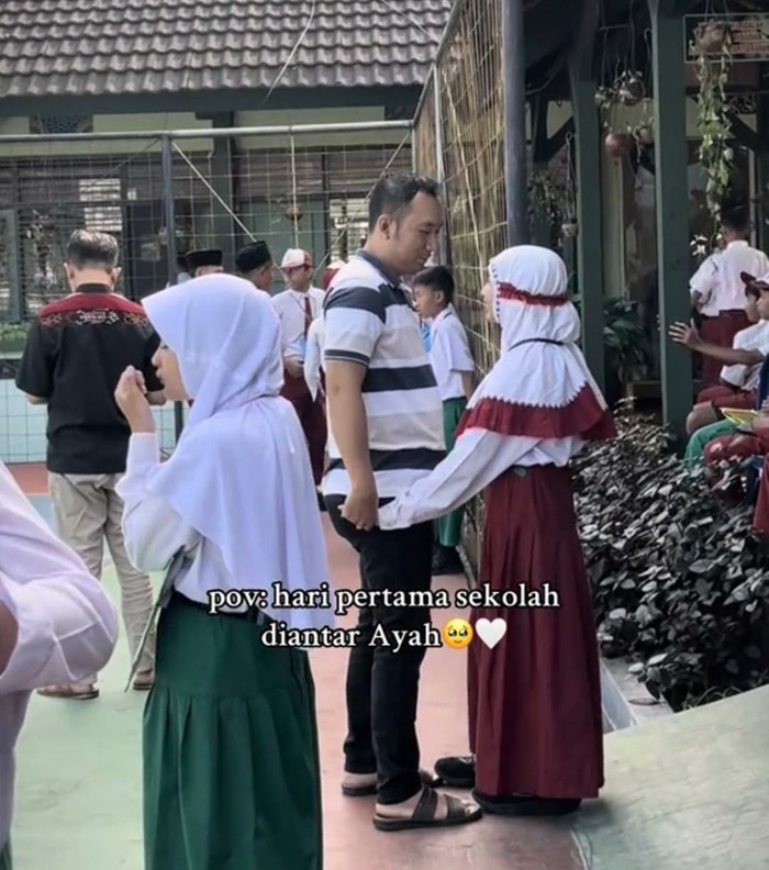 Ayah antar anak di hari pertama sekolah