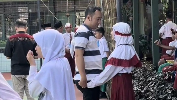 Ayah antar anak di hari pertama sekolah