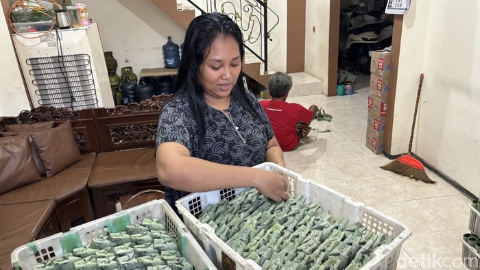Ayu, warga Banyu Urip Lor yang pilih produksi lontong karena sulitnya mencari pekerjaan.