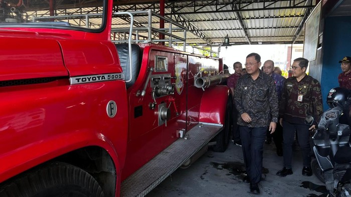 Bupati Buleleng I Nyoman Sutjidra meninjau kantor Dinas Pemadam Kebakaran (Damkar), Selasa, (15/7/2025).