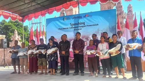 Bupati Buleleng, I Nyoman Sutjidra, menyalurkan beras CPP, Selasa (15/7/2025). (Wijaya Kusuma/detikBali)